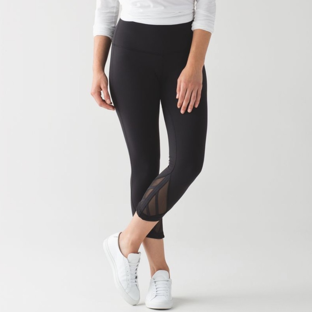Lululemon Black Essentials Rhythm Crop, sz 6